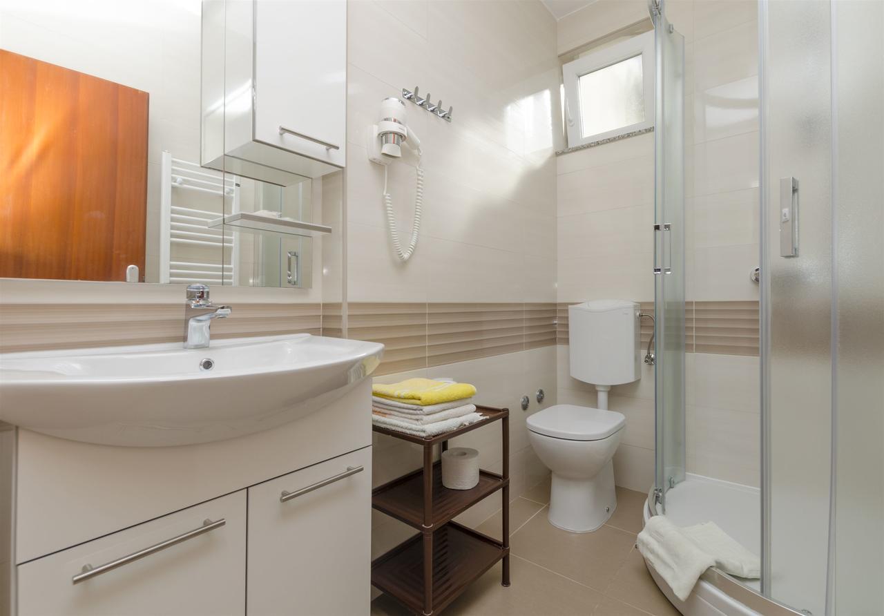 Apartments Karmela Примоштен Экстерьер фото